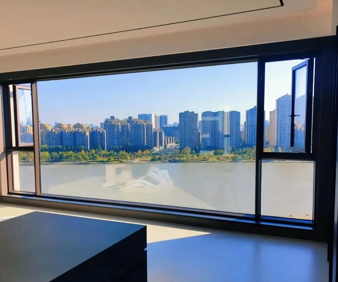 超大阳台封起来_超大玻璃落地窗缺点_银行联动门价格