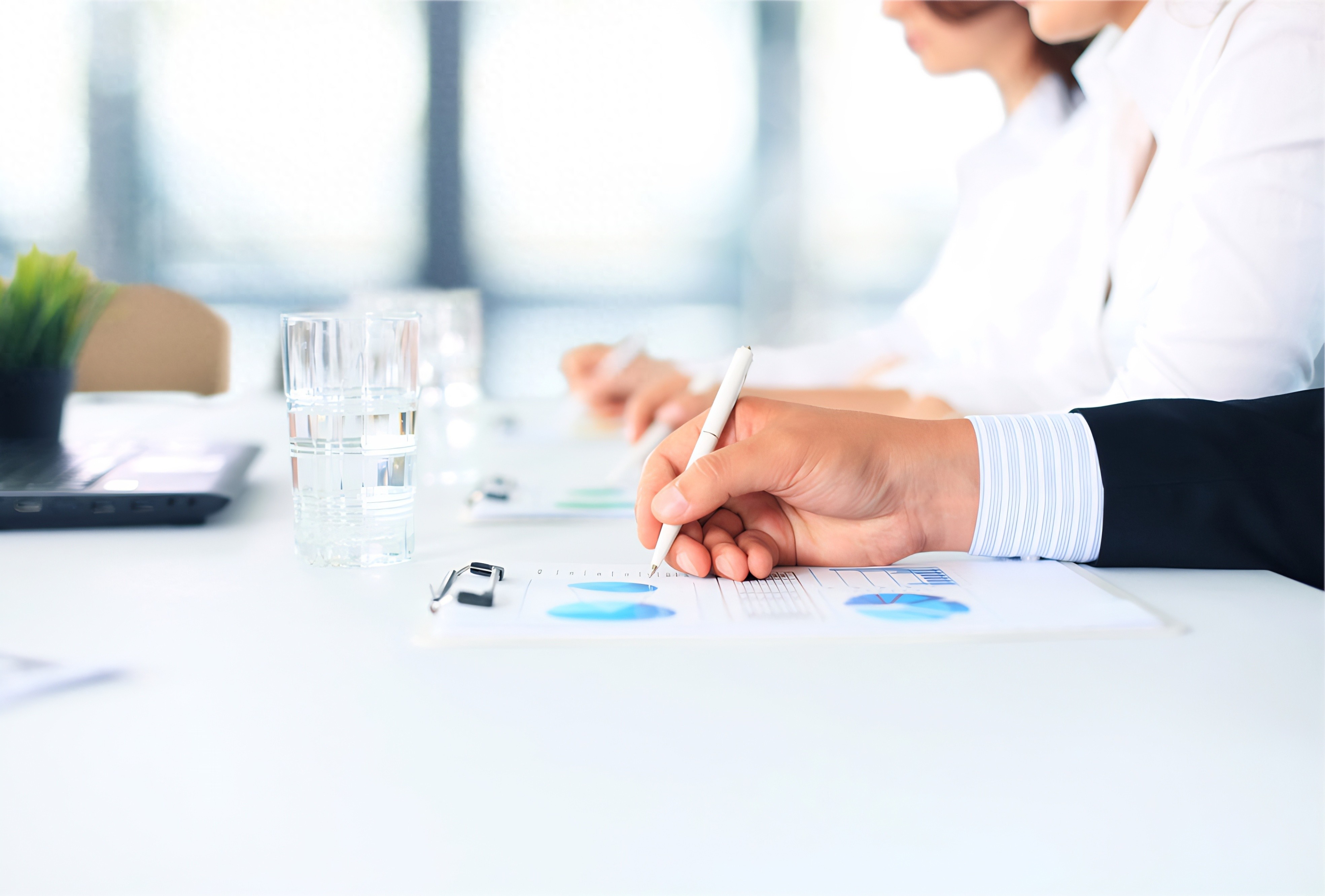 设立家族信托时信托公司咋收费？运作中还收其他费吗？