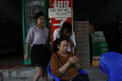 90后妹子微商卖什么最赚钱？化妆品服装爆款推荐